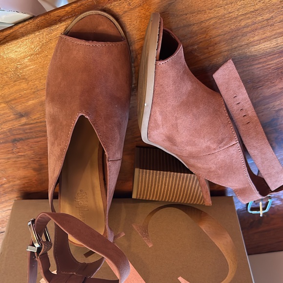 Charlotte Russe. Size 9 - Picture 3 of 3